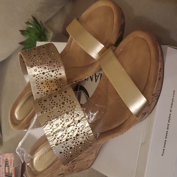 Giani Bernani Pryiaoro gold cork wedge sandals NIB - Picture 1 of 7